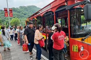 贝弗利：恩比德喷厚厚的麻药打比赛 他带伤上阵是想打满65场